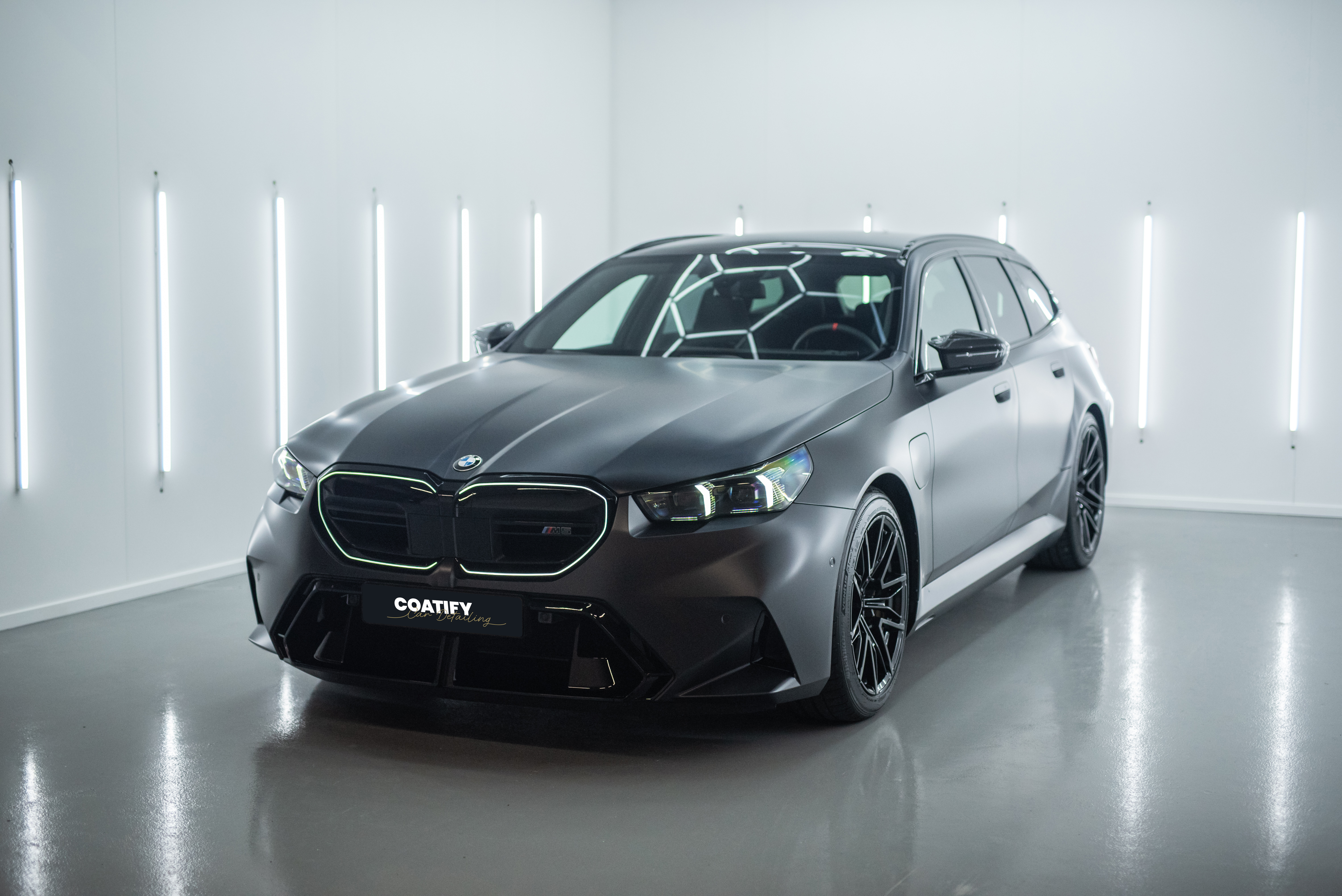 Cleaning - BMW M5 touring - Coatify Car Detailing